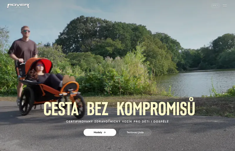 Úvodní obrazovka webu xRover: vozík xRover na cestě podél jezera